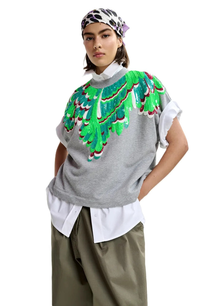 Sweatshirt von Essentiel Antwerp JOLIES EMBROIDERED SWEATSHIRT. Das Sweatshirt hat Pailletten und überschnittene Ärmel. Es ist kastig in den Farben grau und grün. 