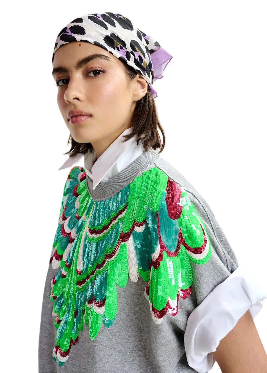 Sweatshirt von Essentiel Antwerp JOLIES EMBROIDERED SWEATSHIRT. Das Sweatshirt hat Pailletten und überschnittene Ärmel. Es ist kastig in den Farben grau und grün. 