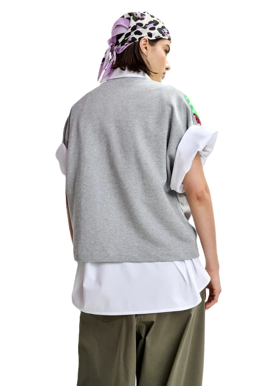 Sweatshirt von Essentiel Antwerp JOLIES EMBROIDERED SWEATSHIRT. Das Sweatshirt hat Pailletten und überschnittene Ärmel. Es ist kastig in den Farben grau und grün. 