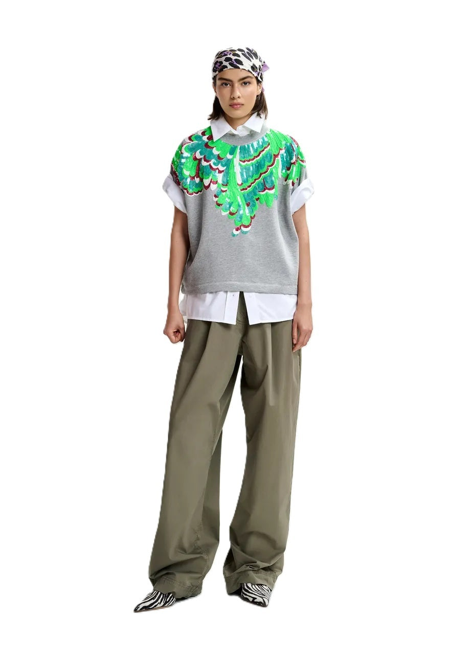 Sweatshirt von Essentiel Antwerp JOLIES EMBROIDERED SWEATSHIRT. Das Sweatshirt hat Pailletten und überschnittene Ärmel. Es ist kastig in den Farben grau und grün. 
