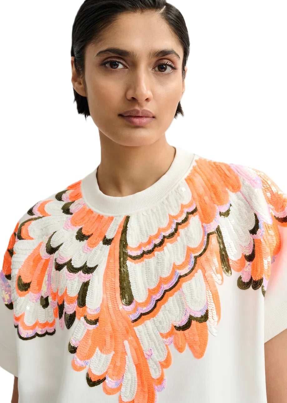 Sweatshirt von Essentiel Antwerp JOLIES EMBROIDERED SWEATSHIRT. Das Sweatshirt hat Pailletten und überschnittene Ärmel. Es ist kastig in den Farben orange und ecru. 
