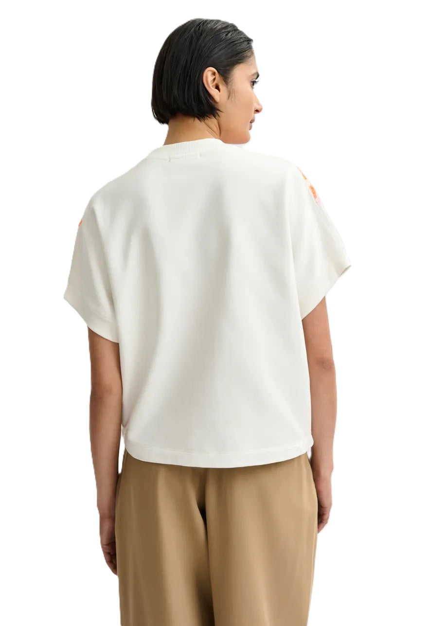 Sweatshirt von Essentiel Antwerp JOLIES EMBROIDERED SWEATSHIRT. Das Sweatshirt hat Pailletten und überschnittene Ärmel. Es ist kastig in den Farben orange und ecru. 