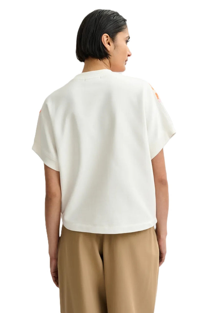 Sweatshirt von Essentiel Antwerp JOLIES EMBROIDERED SWEATSHIRT. Das Sweatshirt hat Pailletten und überschnittene Ärmel. Es ist kastig in den Farben orange und ecru. 