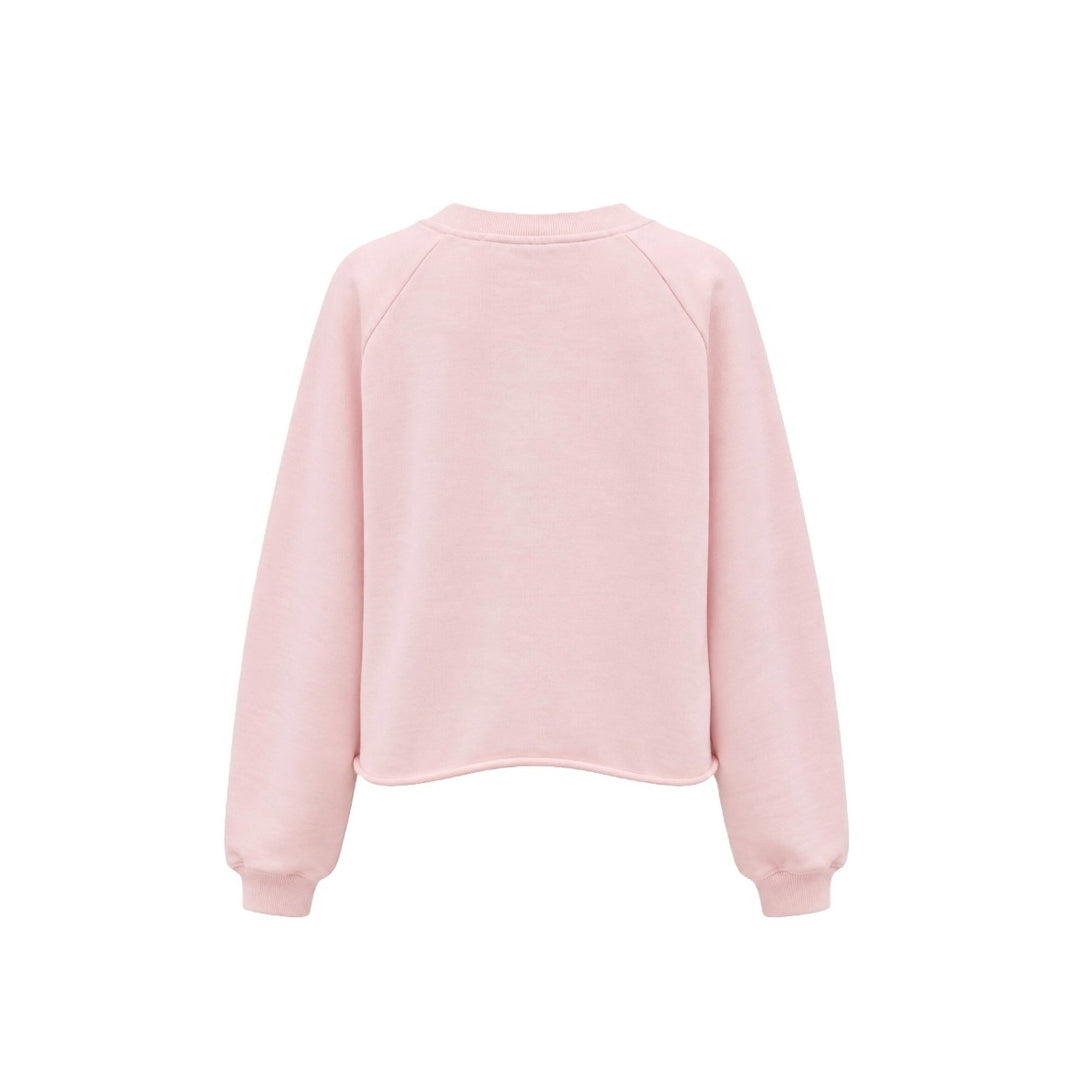Sweatshirt Narli in Baby Rosa. Aus 100% Baumwolle. Oversized-Schnitt mit verkürzten Länge. Rundhalsausschnitt und Raglanärmel sorgen für eine entspannte Silhouette. Rippbündchen an den Ärmeln und am Kragen. Sowie einen aufgerollten Saum.