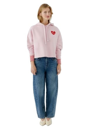 Sweatshirt Oui mit Kapuze. Kastiger, gerader Schnitt mit normaler Länge. Feminine Herzapplikation und weiche, angenehme Materialqualität aus Baumwolle und Polyester.