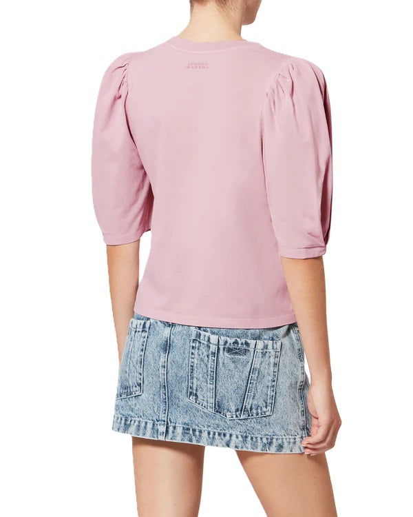 T-Shirt Isabel Marant MAELISS. Dieses schöne Shirt aus nachhaltiger Baumwolle hat halblange Puffärmel und einen Rundhalsausschnitt mit gerippten Abschlüssen in pale rose rosa. 