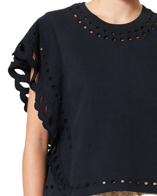 T-Shirt Isabel Marant ODYLE in schwarz. Dieses hübsche T-Shirt hat kurze Schmetterlingsärmel und einen Rundhalsausschnitt. Es ist verkürzt geschnitten und besticht durch schöne Abschlüsse mit Lochstickereien am Kragen und an den Ärmeln. Es hat eine lockere Passform.