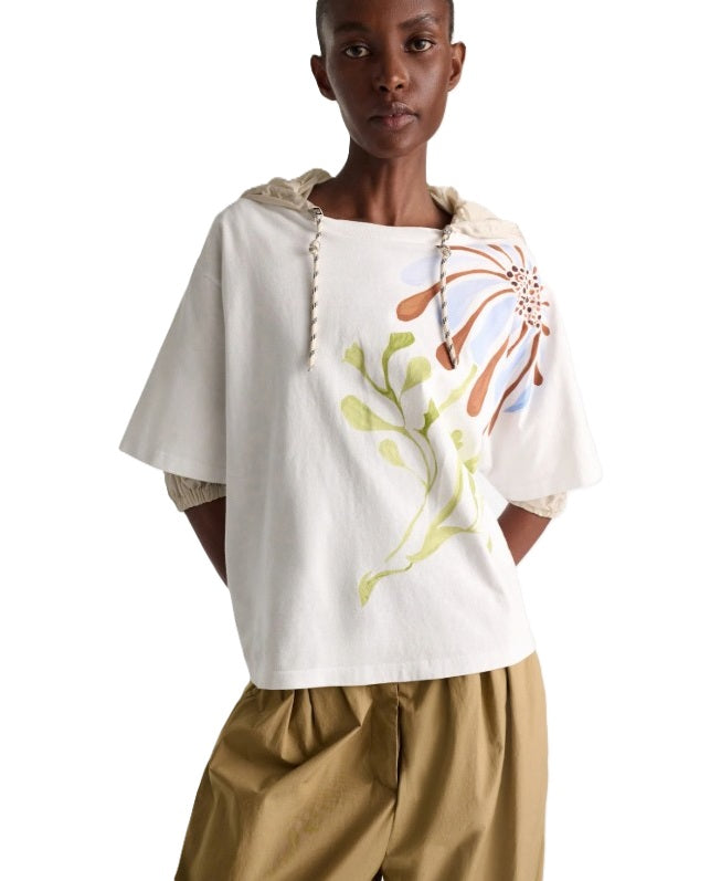 Shirt Dorothee Schumacher Daydream Flower in weiss mit Blumendruck und halben Ärmel aus Baumwolle. 