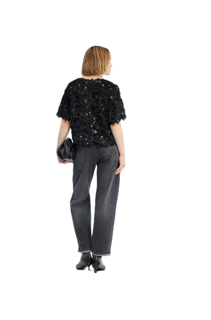Schwarzes T-Shirt VALENCE von Munthe mit Paillettenbesatz, Fransen-Details und lockerer, verkürzter Passform.