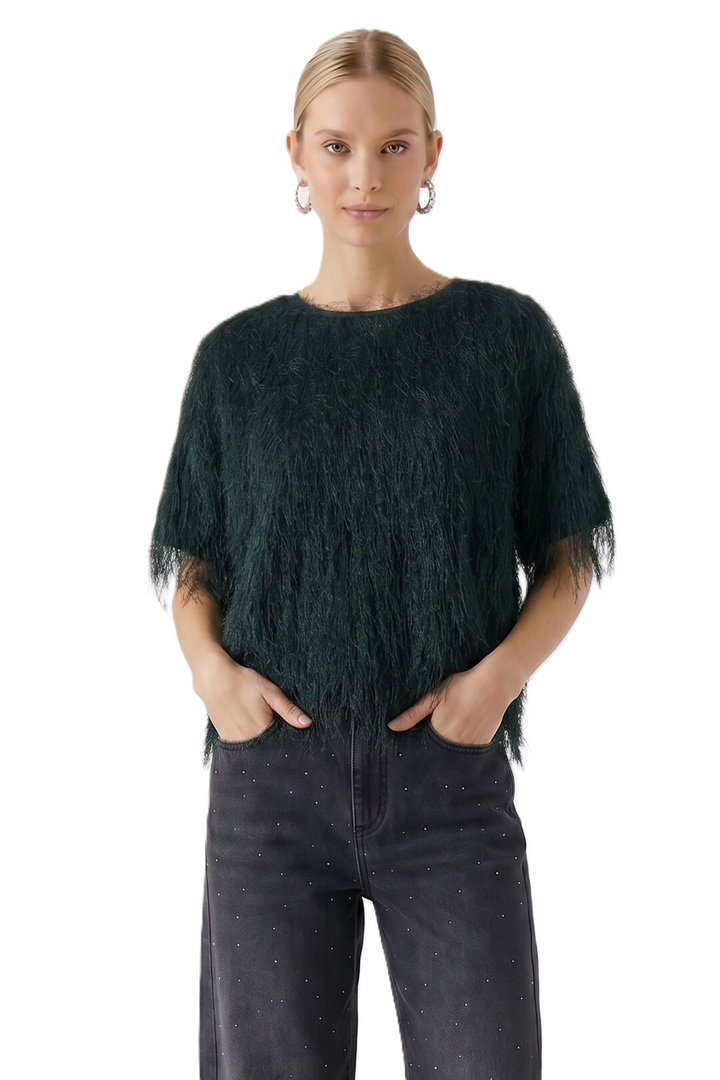 T-Shirt Oui in Scarab Green. Jersey mit subtil glänzenden Fransen. Lässiger, leicht verkürzter Schnitt mit Rundhalsausschnitt und kurzen Ärmeln. Fransen an Ärmeln und Saum.