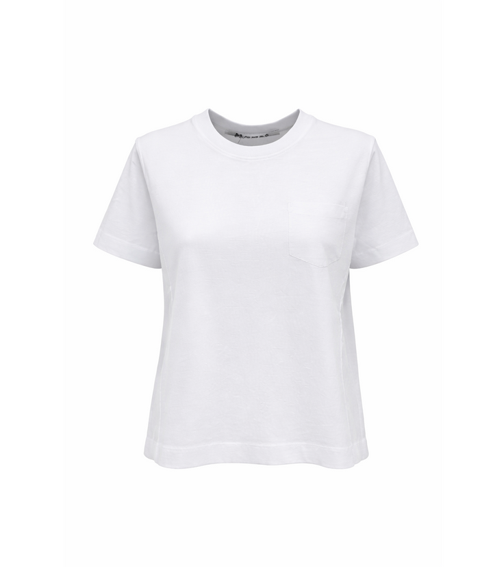 T-Shirt Narli in Weiß. Dieses T-Shirt hat einen klassischen Rundhalsausschnitt und kurzen Ärmeln. In Falten gelegte Rücken. Aus reiner Baumwolle für ein angenehmes Tragegefühl. Es fällt größengerecht aus. 