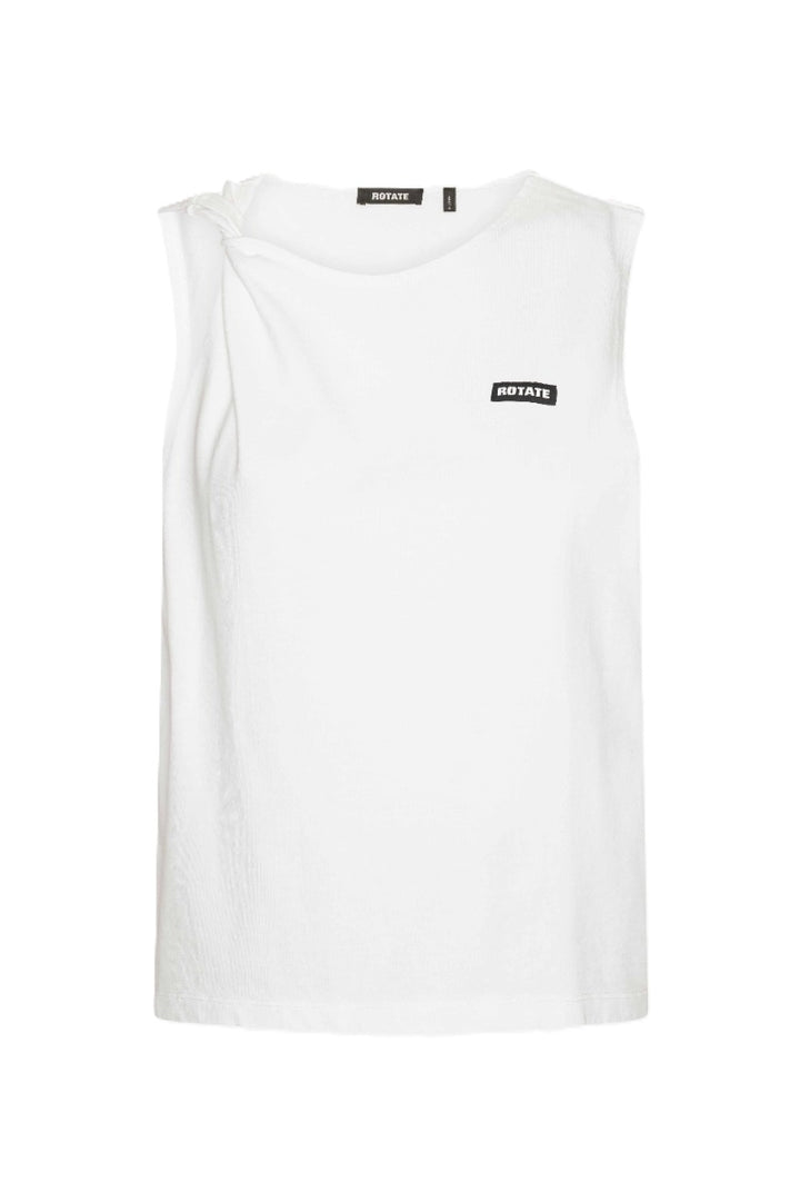 Tanktop Rotate in weiß. Das ärmellose Jersey-Tanktop in strahlendem Weiß ist aus weichem Baumwolljersey gefertigt. Es hat einen Rundhalsausschnitt mit einem kleinen, gerafften Knotendetail an einer Schulter, das der klaren Silhouette eine dezente Struktur verleiht. 