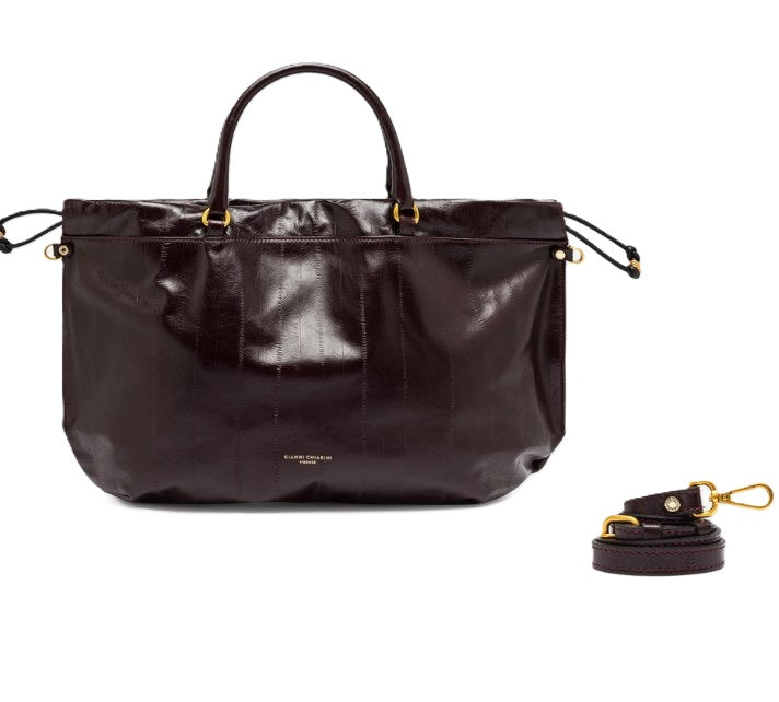 Tasche Gianni Chiarini MORGANA in bordeaux. Schöne und edle Tasche. Wir haben die Tasche in schwarz und bordeaux im Sortiment. Die Tasche ist aus 100% Leder mit Aal Optik gefertigt. Sie hat einen gedrehten Schulterhenkel mit Golddetails. Ebenso zwei Tragegriffe. Man kann die Tasche seitlich verstellen, so dass man spielerisch eine neue Größe erzeugen kann.