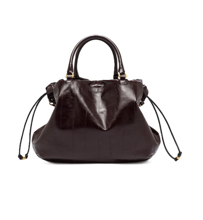 Tasche Gianni Chiarini MORGANA in bordeaux. Schöne und edle Tasche. Wir haben die Tasche in schwarz und bordeaux im Sortiment. Die Tasche ist aus 100% Leder mit Aal Optik gefertigt. Sie hat einen gedrehten Schulterhenkel mit Golddetails. Ebenso zwei Tragegriffe. Man kann die Tasche seitlich verstellen, so dass man spielerisch eine neue Größe erzeugen kann.