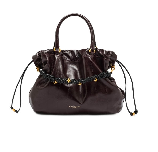 Tasche Gianni Chiarini MORGANA in bordeaux. Schöne und edle Tasche. Wir haben die Tasche in schwarz und bordeaux im Sortiment. Die Tasche ist aus 100% Leder mit Aal Optik gefertigt. Sie hat einen gedrehten Schulterhenkel mit Golddetails. Ebenso zwei Tragegriffe. Man kann die Tasche seitlich verstellen, so dass man spielerisch eine neue Größe erzeugen kann.