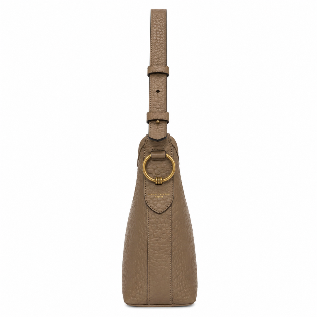 Taupefarbene Tasche CARLA von Gianni Chiarini aus genarbtem Leder mit verstellbarem Schulterriemen, Magnetverschluss und goldfarbenen Details.