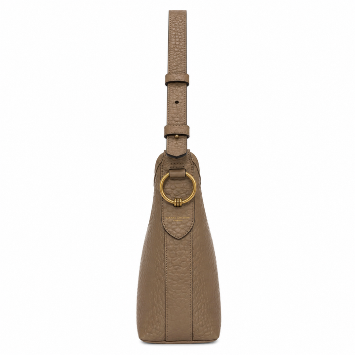 Taupefarbene Tasche CARLA von Gianni Chiarini aus genarbtem Leder mit verstellbarem Schulterriemen, Magnetverschluss und goldfarbenen Details.
