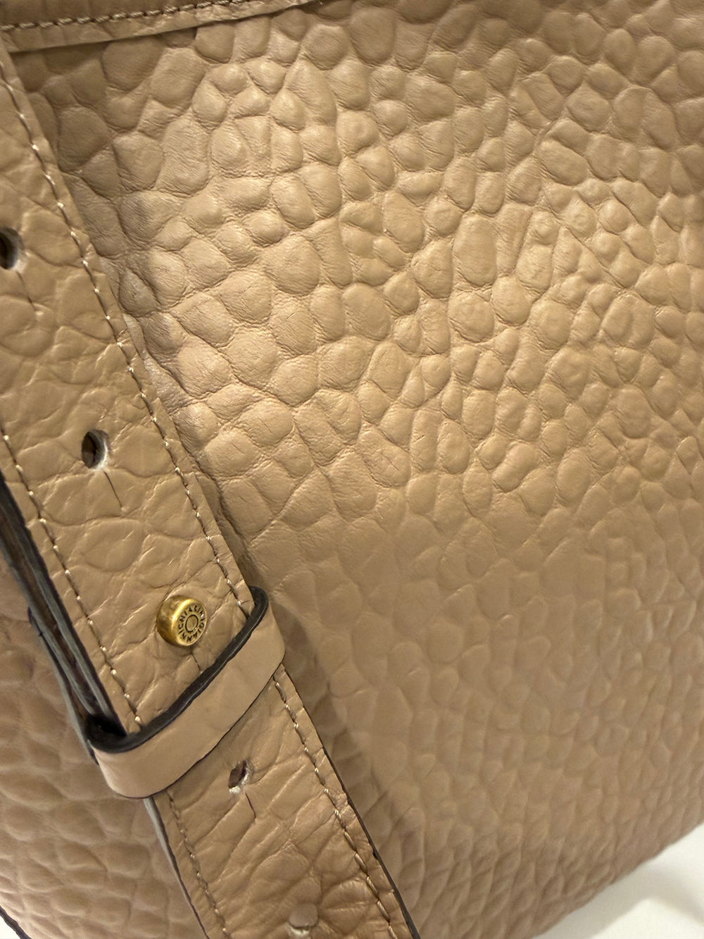 Taupefarbene Tasche CARLA von Gianni Chiarini aus genarbtem Leder mit verstellbarem Schulterriemen, Magnetverschluss und goldfarbenen Details.