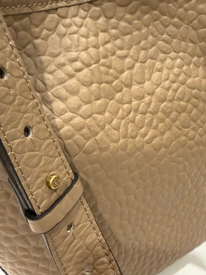 Taupefarbene Tasche CARLA von Gianni Chiarini aus genarbtem Leder mit verstellbarem Schulterriemen, Magnetverschluss und goldfarbenen Details.