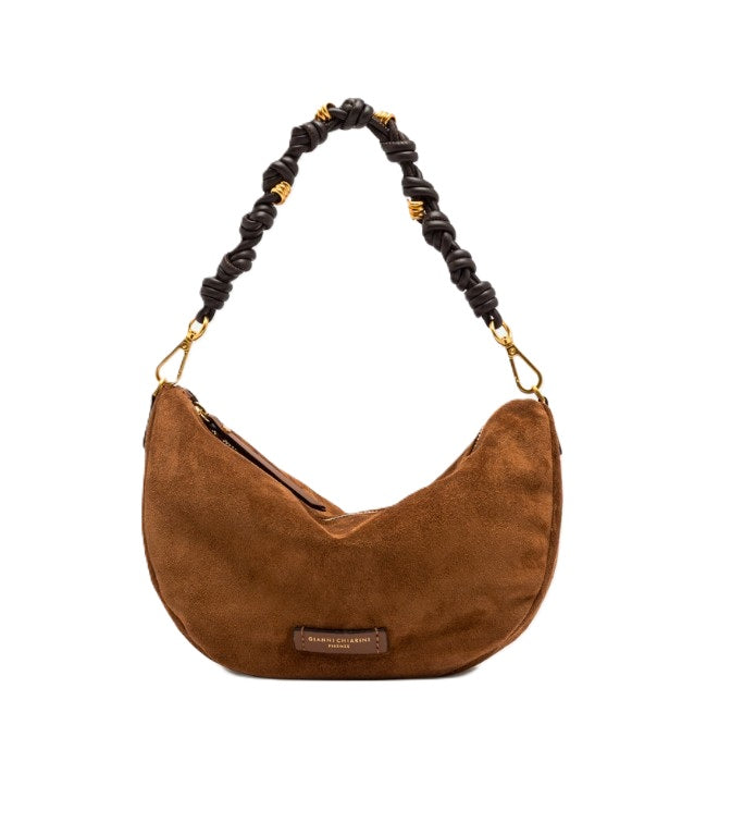 Tasche Gianni Chiarini CLEO in camel. Cleo von Gianni Chiarini Firenze ist eine Hobo-Bag aus weichem Wildleder, die sich durch einen entspannten und zugleich femininen Stil auszeichnet. Dank des gedrehten Tragegriffs mit Golddetails und des verstellbaren Schulterriemens lässt sie sich auf zwei Arten tragen.