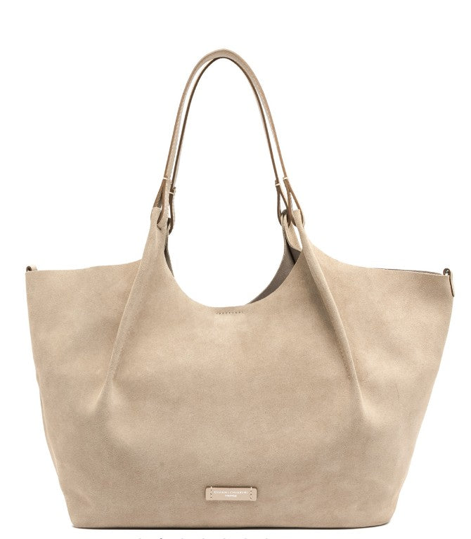 Handtasche von Gianni Chiarini in beige aus Wildleder. Eine große Tasche mit zwei Henkeln.
