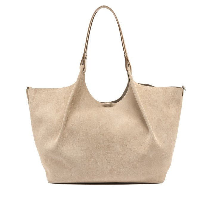 Handtasche von Gianni Chiarini in beige aus Wildleder. Eine große Tasche mit zwei Henkeln.