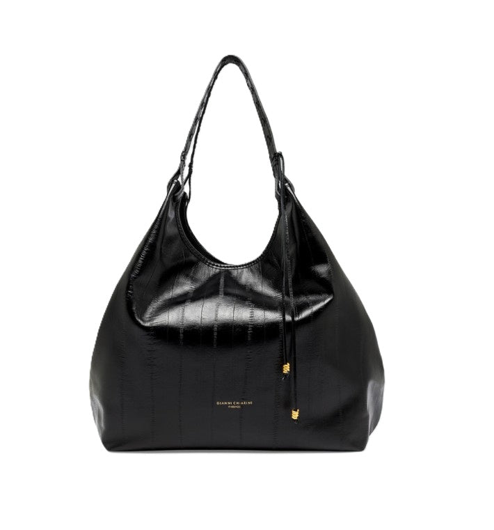 Tasche Gianni Chiarini DUA in schwarz. DUA von Gianni Chiarini Firenze ist die ikonische Tasche der Marke, gefertigt aus Leder mit Aal-Prägung und einer einzigartigen, unverwechselbaren Textur. Sie verfügt über ein geräumiges Hauptfach sowie Details wie Lederkanten an der Oberseite und passende Doppelgriffe. 