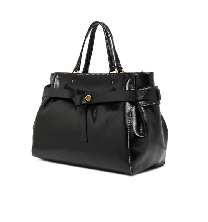 Tasche Gianni Chiarini MIRANDA in schwarz. Miranda ist die neue Tasche von Gianni Chiarini Firenze. Sie ist aus Leder mit Vintage-Finish gefertigt, das ihr einen authentischen und zugleich modernen Look verleiht. Sie passt perfekt zu legeren Styles oder verleiht schickeren Outfits eine moderne Note. Ein besonderes Detail ist der Riemen an der Außenseite, der sich elegant um die Tasche schlingt.