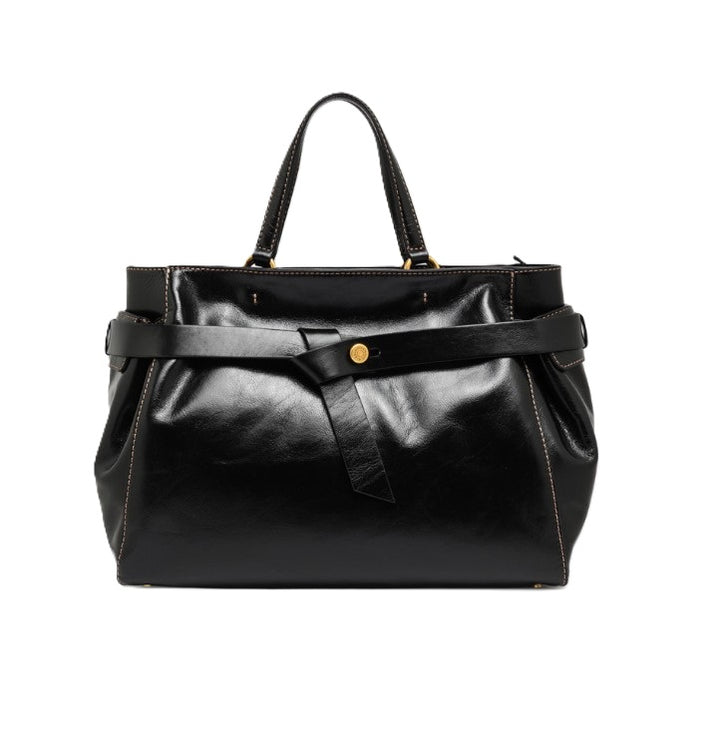 Tasche Gianni Chiarini MIRANDA in schwarz. Miranda ist die neue Tasche von Gianni Chiarini Firenze. Sie ist aus Leder mit Vintage-Finish gefertigt, das ihr einen authentischen und zugleich modernen Look verleiht. Sie passt perfekt zu legeren Styles oder verleiht schickeren Outfits eine moderne Note. Ein besonderes Detail ist der Riemen an der Außenseite, der sich elegant um die Tasche schlingt.