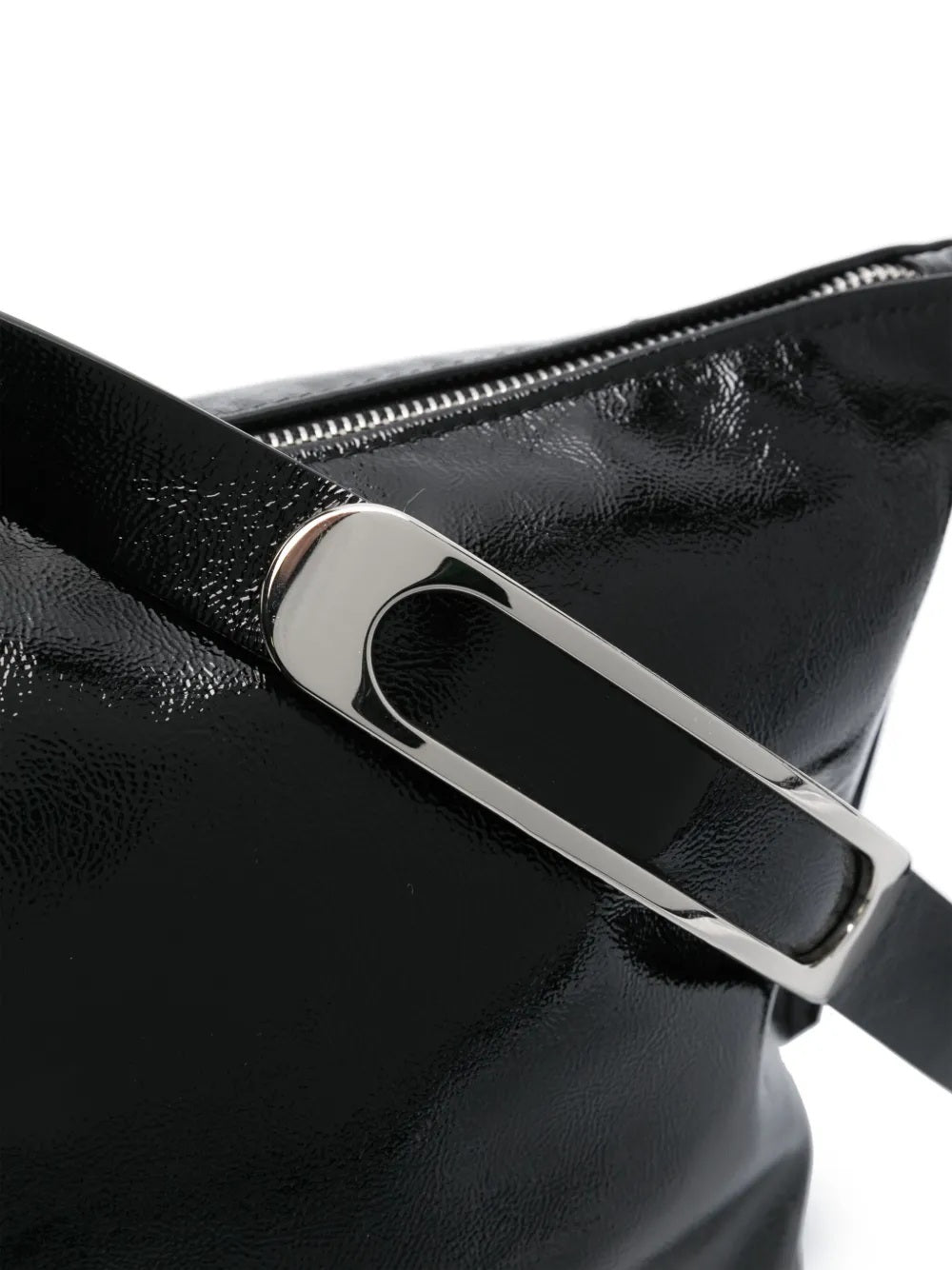 Tasche Isabel Marant Leyden in schwarz. Das glatte Lackleder sowie das silberne Schnallendetail verleihen der Tasche einen tollen eleganten Look.