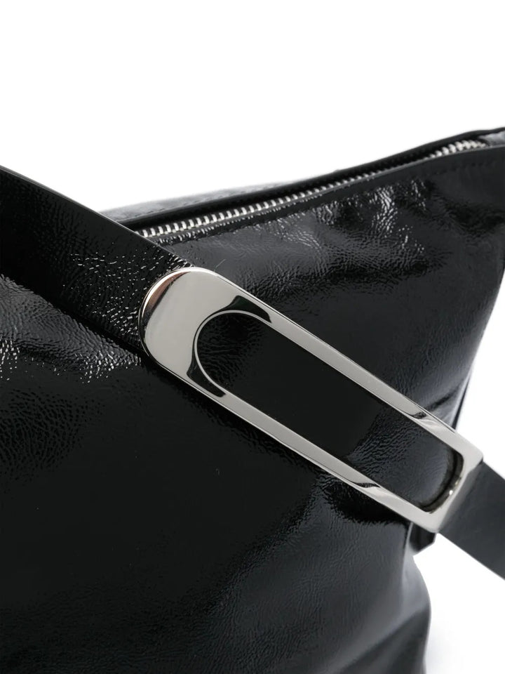 Tasche Isabel Marant Leyden in schwarz. Das glatte Lackleder sowie das silberne Schnallendetail verleihen der Tasche einen tollen eleganten Look.