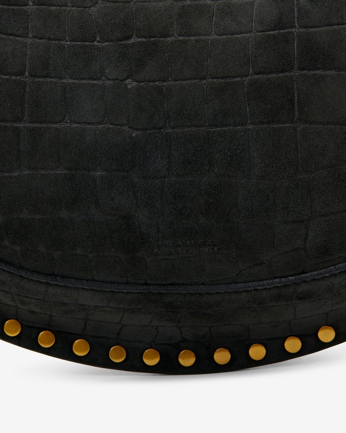 Tasche Isabel Marant Oskan Moon Kroko in schwarz. Wunderschöne Schultertasche aus Ziegenveloursleder mit Kroko-Prägung. Die Tasche hat einen verstellbaren Schulterriemen mit Schnalle. Man kann sie sowohl in der Hand, als auch über der Schulter tragen. Sie hat Karabinerhaken und Ringe aus graviertem Metall und ein geprägtes "Isabel Marant" Logo auf der Vorderseite.