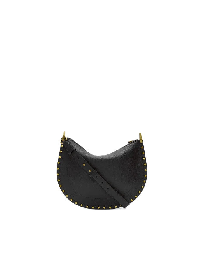 Tasche Isabel Marant Oskan Moon Zip Shoulder Strap in schwarz. Umhängetasche in schwarz aus genarbtem Leder. Man kann die Tasche in der Hand, über der Schulter, oder auch Crossbody tragen. Der Schulterriemen ist verstellbar und hat Nietenknöpfe. Die Tasche hat Ringe aus graviertem Metall. 
