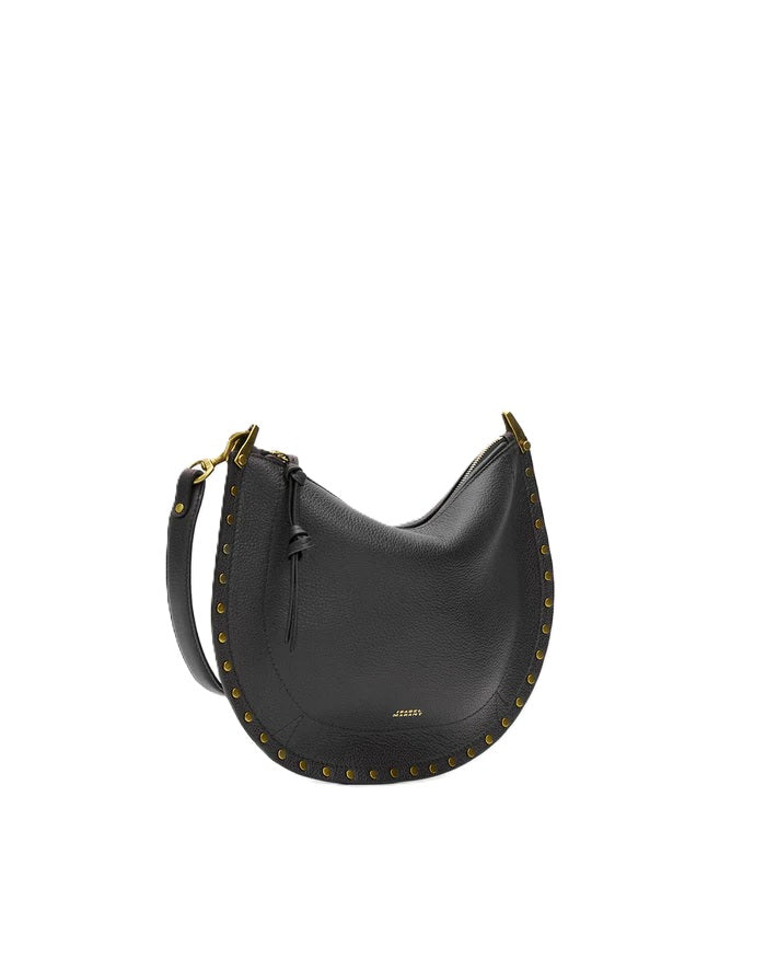 Tasche Isabel Marant Oskan Moon Zip Shoulder Strap in schwarz. Umhängetasche in schwarz aus genarbtem Leder. Man kann die Tasche in der Hand, über der Schulter, oder auch Crossbody tragen. Der Schulterriemen ist verstellbar und hat Nietenknöpfe. Die Tasche hat Ringe aus graviertem Metall. 