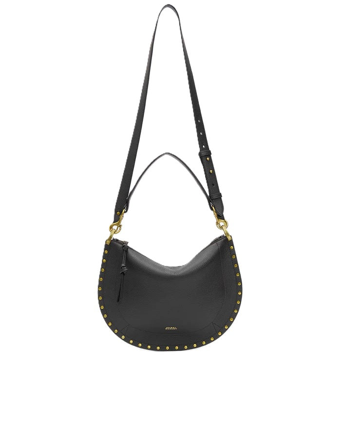 Tasche Isabel Marant Oskan Moon Zip Shoulder Strap in schwarz. Umhängetasche in schwarz aus genarbtem Leder. Man kann die Tasche in der Hand, über der Schulter, oder auch Crossbody tragen. Der Schulterriemen ist verstellbar und hat Nietenknöpfe. Die Tasche hat Ringe aus graviertem Metall. 