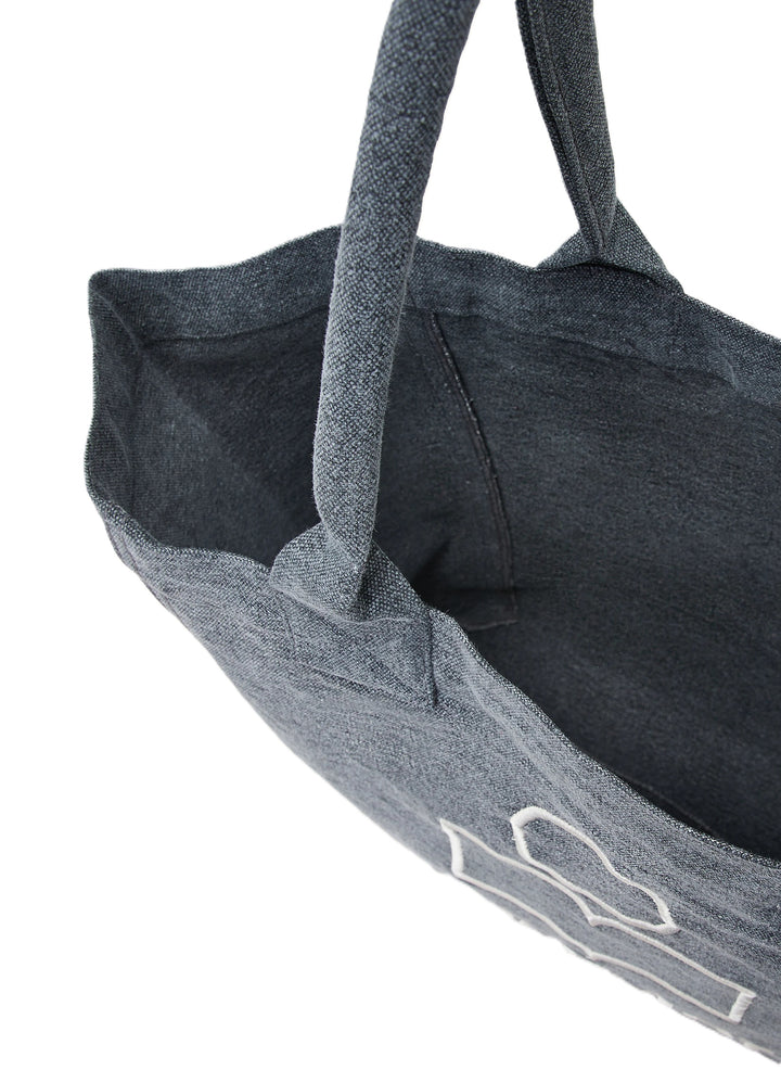 Tasche Isabel Marant SMALL YENKY in faded black. Dieser Shopper besticht durch sein markantes Logo und die angenehme Größe. Man kann die Tasche perfekt über der Schulter tragen, oder einfach in der Hand. 