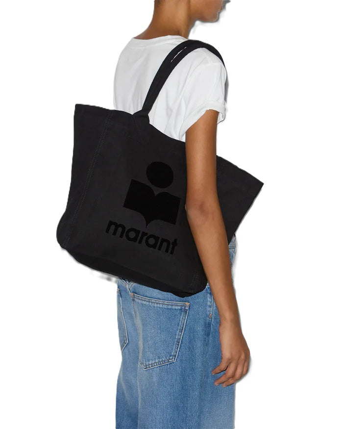 Tasche Isabel Marant Yenky. Die Tote-Bag im klassischem Yenky Design ist die perfekte Tasche für den Alltag. Das Bestickte Marant Logo verleiht der schlichten Tasche das besondere etwas.