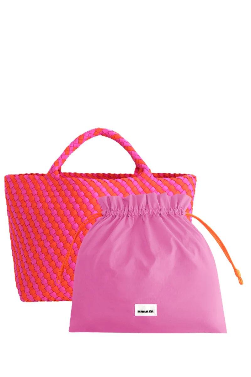 Tasche Marrea Medium bella vita. Diese Tasche in pink orange besticht durch ihre besondere, handgewebte Optik und verbindet lässige Eleganz mit dem modernen Strandlook. Die Größe bietet genügend Raum für alle wichtigen Essentials. Sie hat zwei Top-Griffe und goldene Details, wie den Hakenverschluss und eine Innentasche zum Verschließen. 