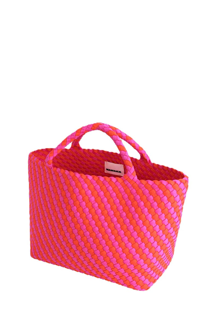 Tasche Marrea Medium bella vita. Diese Tasche in pink orange besticht durch ihre besondere, handgewebte Optik und verbindet lässige Eleganz mit dem modernen Strandlook. Die Größe bietet genügend Raum für alle wichtigen Essentials. Sie hat zwei Top-Griffe und goldene Details, wie den Hakenverschluss und eine Innentasche zum Verschließen. 