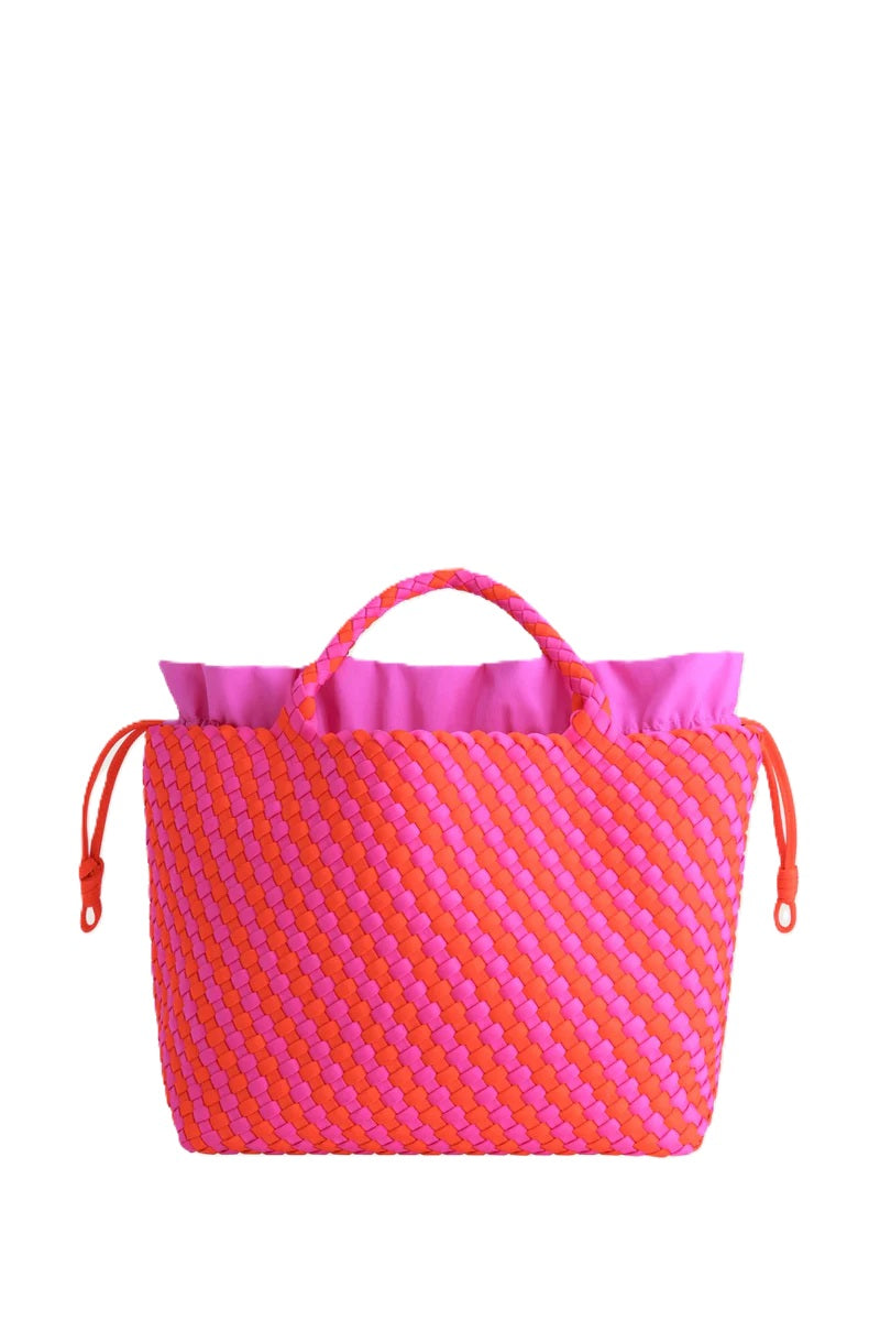Tasche Marrea Medium bella vita. Diese Tasche in pink orange besticht durch ihre besondere, handgewebte Optik und verbindet lässige Eleganz mit dem modernen Strandlook. Die Größe bietet genügend Raum für alle wichtigen Essentials. Sie hat zwei Top-Griffe und goldene Details, wie den Hakenverschluss und eine Innentasche zum Verschließen. 