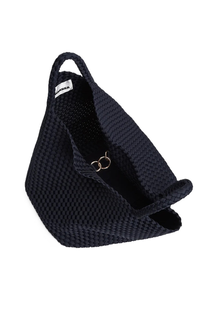 Tasche Marrea Large in Almost Midnight. Diese Tasche besticht durch ihre besondere, handgewebte Optik und verbindet lässige Eleganz mit dem modernen Strandlook. Die Größe bietet genügend Raum für alle wichtigen Essentials. Sie hat zwei Top-Griffe und goldene Details und einen Hakenverschluss.