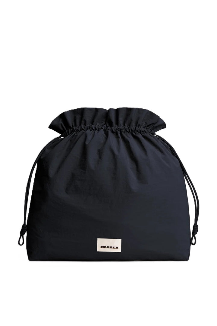 Tasche Marrea Large in Almost Midnight. Diese Tasche besticht durch ihre besondere, handgewebte Optik und verbindet lässige Eleganz mit dem modernen Strandlook. Die Größe bietet genügend Raum für alle wichtigen Essentials. Sie hat zwei Top-Griffe und goldene Details und einen Hakenverschluss.