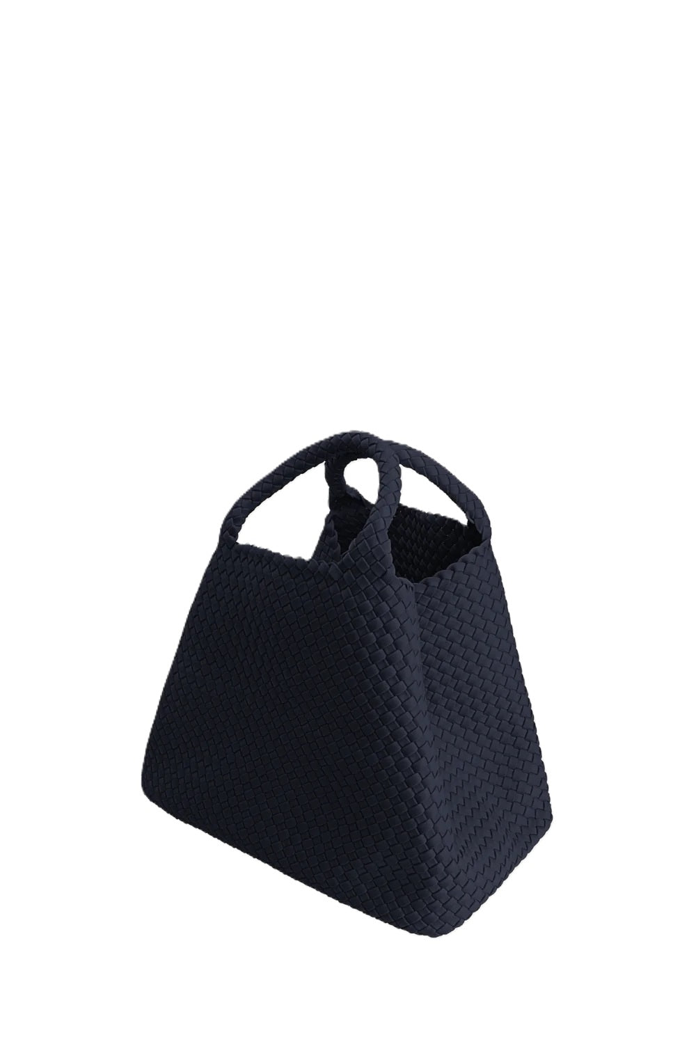 Tasche Marrea Large in Almost Midnight. Diese Tasche besticht durch ihre besondere, handgewebte Optik und verbindet lässige Eleganz mit dem modernen Strandlook. Die Größe bietet genügend Raum für alle wichtigen Essentials. Sie hat zwei Top-Griffe und goldene Details und einen Hakenverschluss.