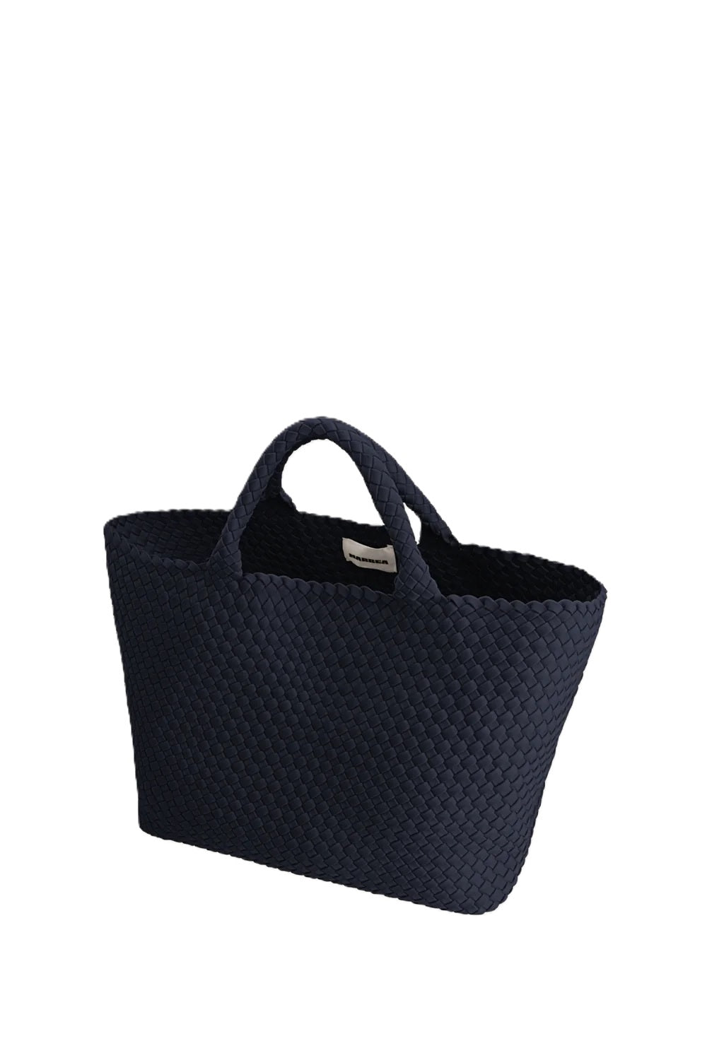 Tasche Marrea Large in Almost Midnight. Diese Tasche besticht durch ihre besondere, handgewebte Optik und verbindet lässige Eleganz mit dem modernen Strandlook. Die Größe bietet genügend Raum für alle wichtigen Essentials. Sie hat zwei Top-Griffe und goldene Details und einen Hakenverschluss.