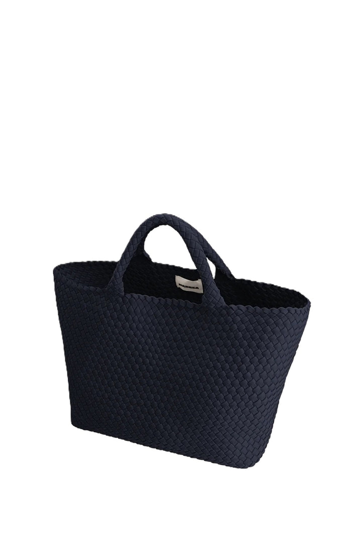 Tasche Marrea Large in Almost Midnight. Diese Tasche besticht durch ihre besondere, handgewebte Optik und verbindet lässige Eleganz mit dem modernen Strandlook. Die Größe bietet genügend Raum für alle wichtigen Essentials. Sie hat zwei Top-Griffe und goldene Details und einen Hakenverschluss.