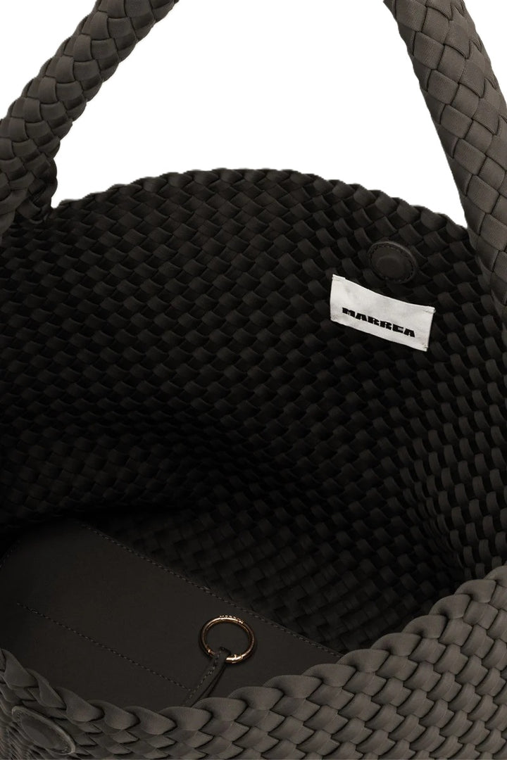 Große Handtasche von Marrea in dunklem Braun mit einem Griff und Magnetverschluss.