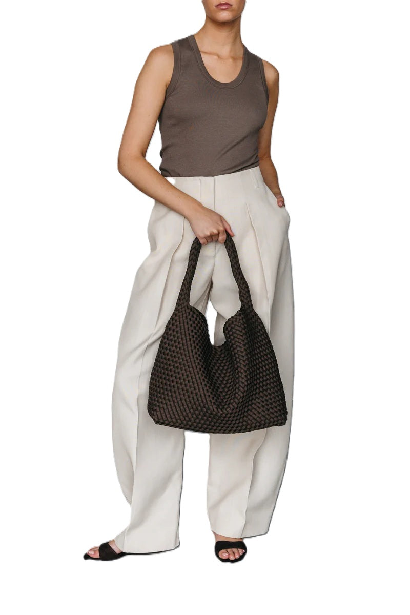 Große Handtasche von Marrea in dunklem Braun mit einem Griff und Magnetverschluss.