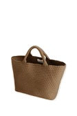 Tasche Marrea Large in Retro Sand. Diese Tasche besticht durch ihre besondere, handgewebte Optik und verbindet lässige Eleganz mit dem modernen Strandlook. Die Größe bietet genügend Raum für alle wichtigen Essentials. Sie hat zwei Top-Griffe und goldene Details und einen Hakenverschluss.
