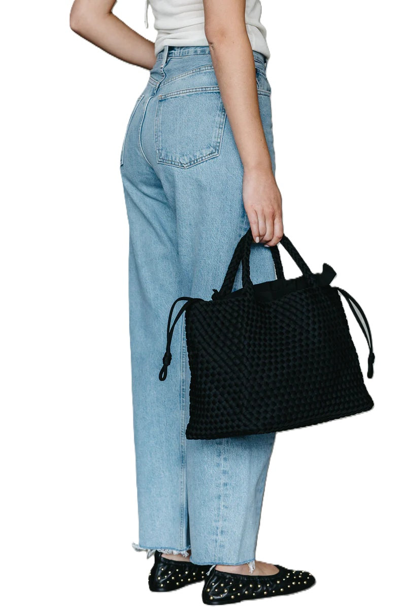 Handtasche von Marrea in gewebter Standoptik mit zwei Griffen. Sie ist mittelgroß und schwarz.