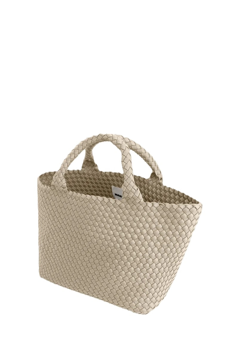 Handtasche von Marrea in gewebter Strandoptik mit zwei Griffen. Die mittelgroße Tasche ist beige.